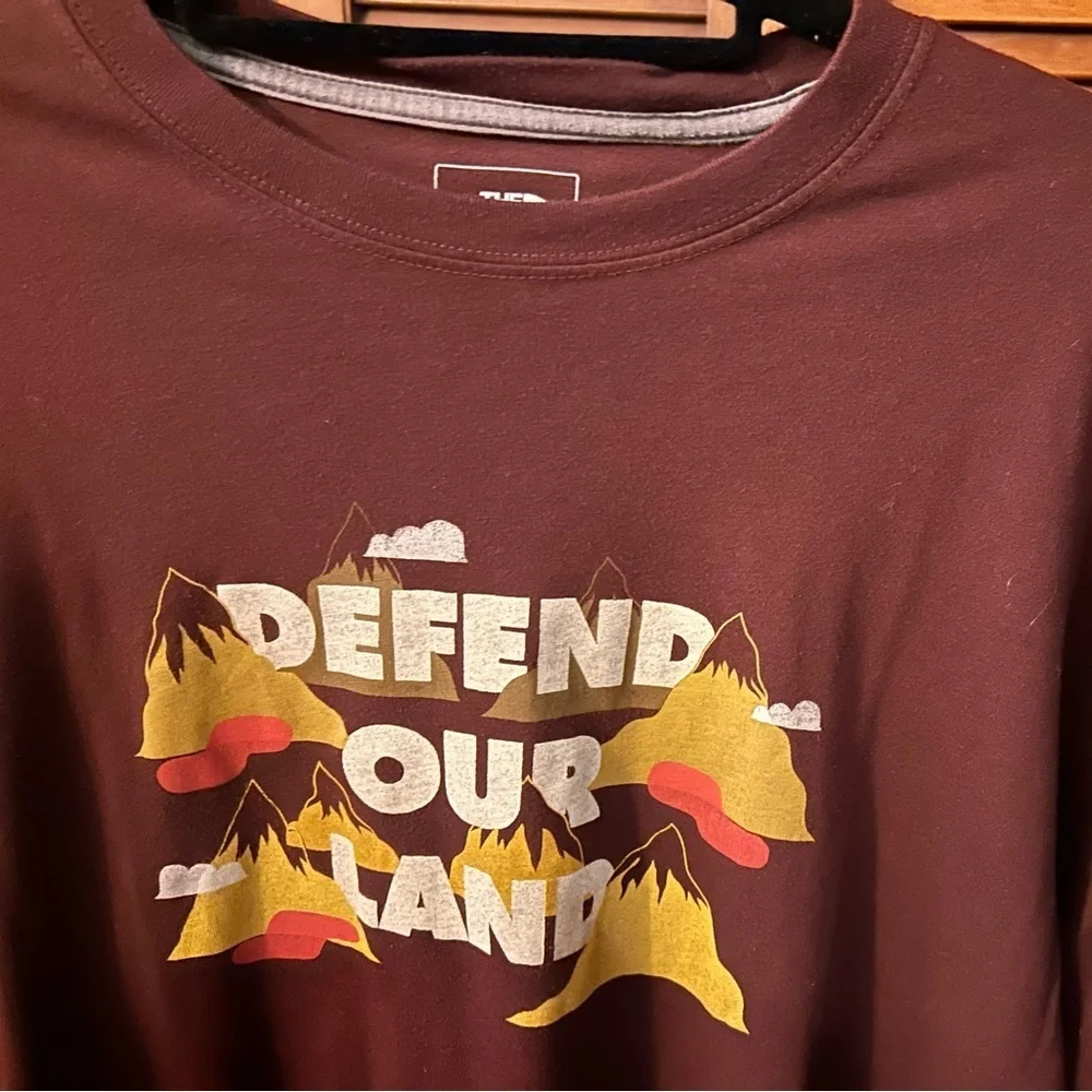 North Face Men’s Large relax fit burgundy t-shirt